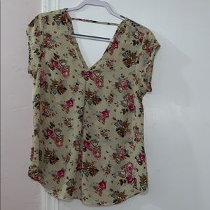 SHORT SLEEVE V NECK FLORAL TOP BY DR2